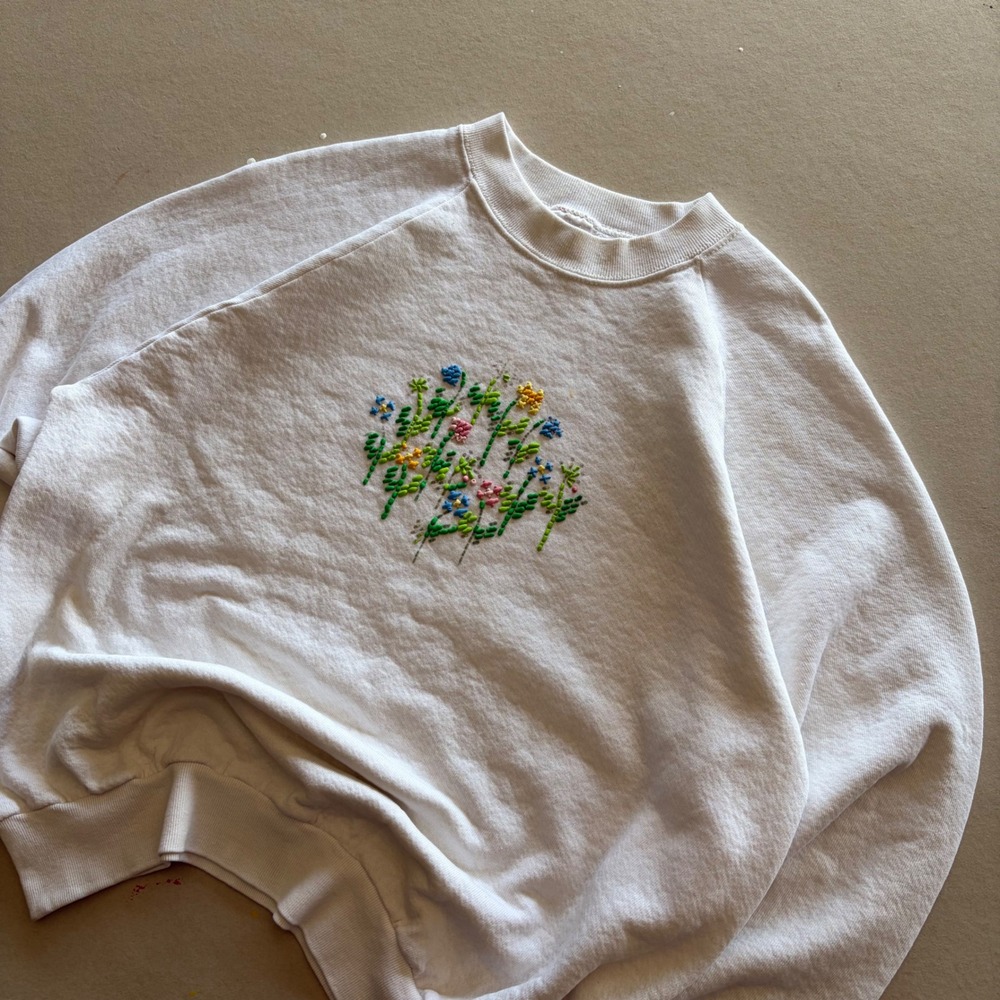 Vintage 90s Fruit of the Loom Crewneck Sweatshirt Embroidered Floral White